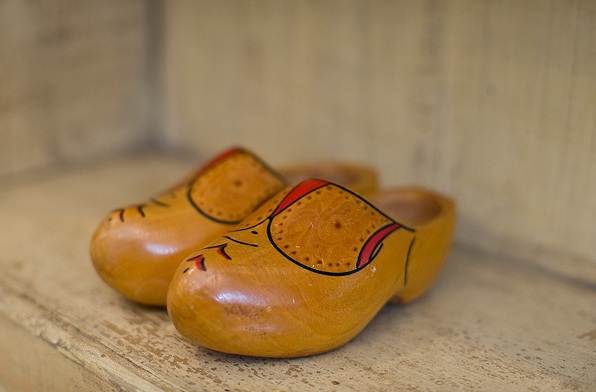 dutch wooden shoes history